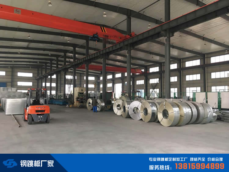 江蘇雙拓機(jī)械鍍錫鋼跳板車間